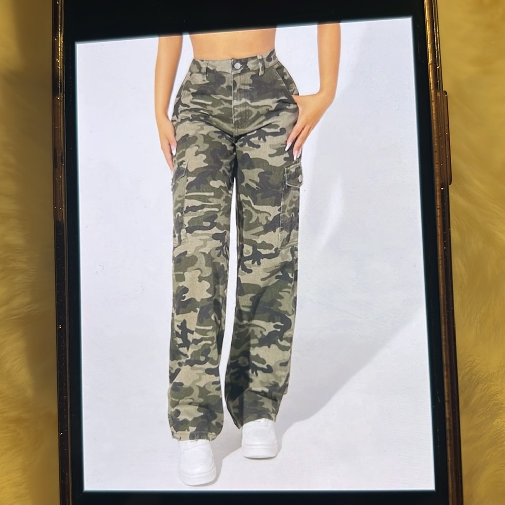 SHEIN PETITE Camo Print Flap Pocket High Waist Cargo Jeans